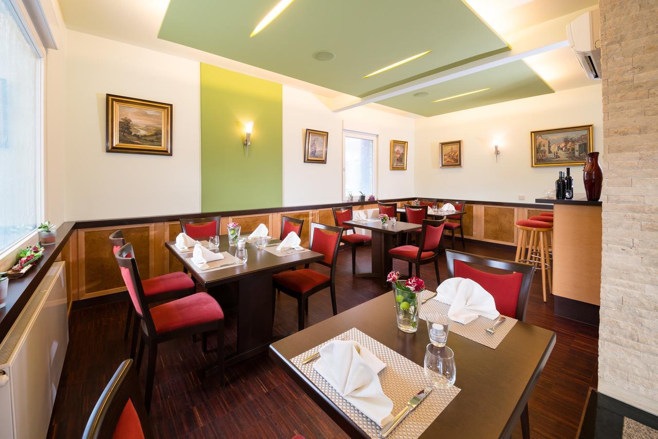 Hotel Restaurant Vater Rhein فورث آم راين المظهر الخارجي الصورة