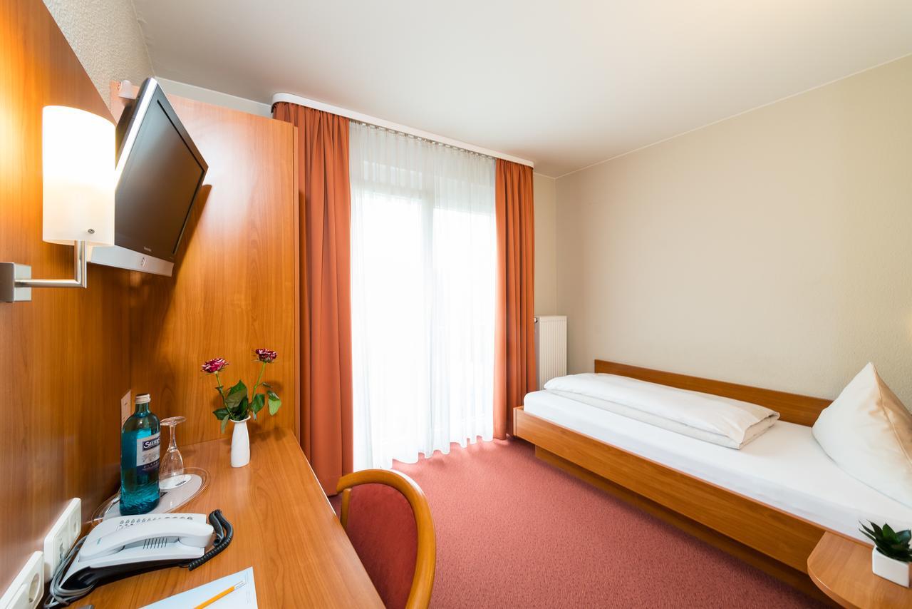 Hotel Restaurant Vater Rhein فورث آم راين المظهر الخارجي الصورة