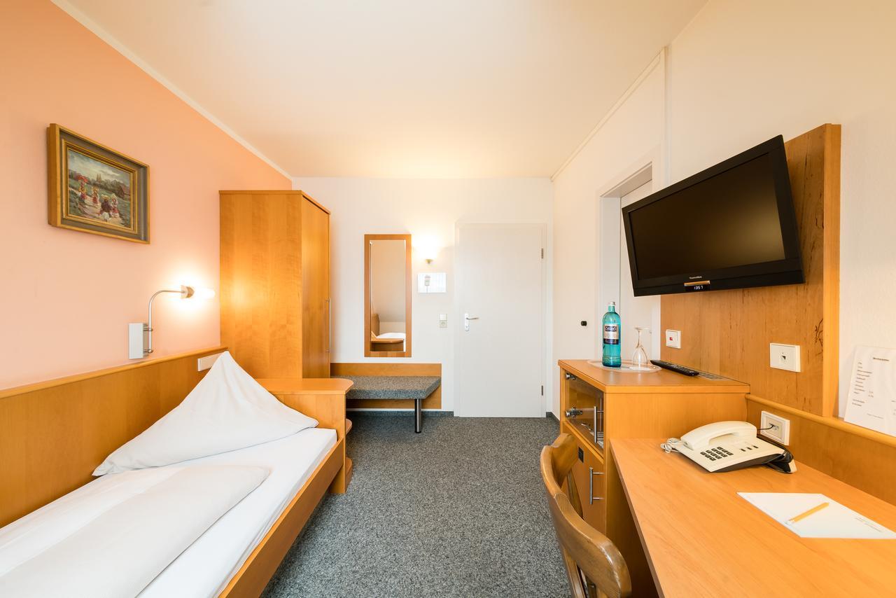 Hotel Restaurant Vater Rhein فورث آم راين المظهر الخارجي الصورة